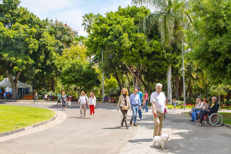 Gente paseando en el parque Garcia Sanabria de Santa Cruz de Tenerife