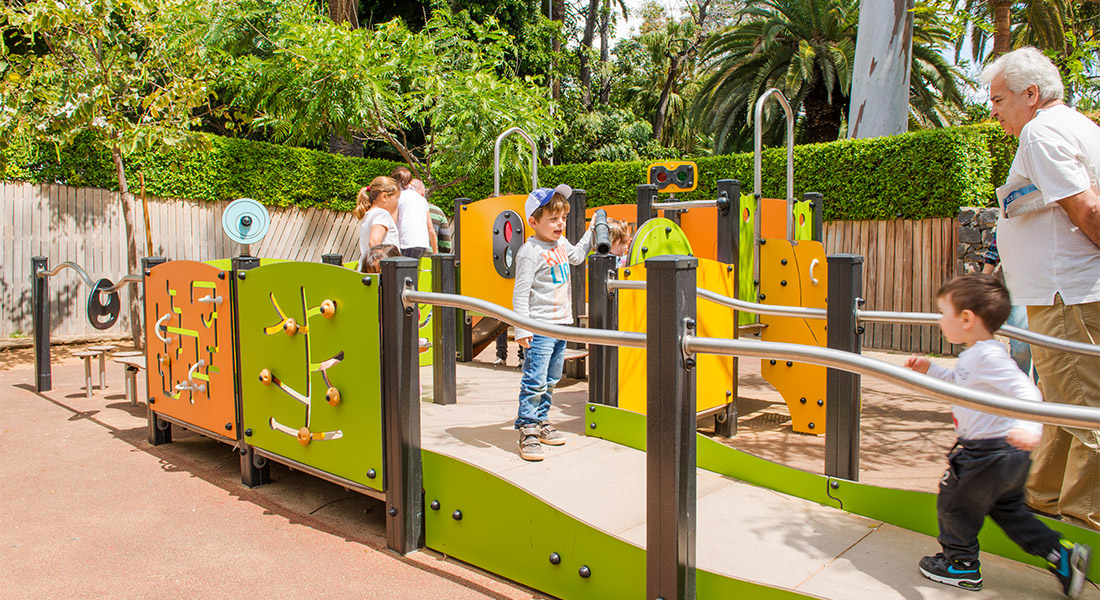 Niños jugando sobre el mobiliario de uno de los parques infantiles del parque Garcia Sanabria de Santa Cruz de Tenerife