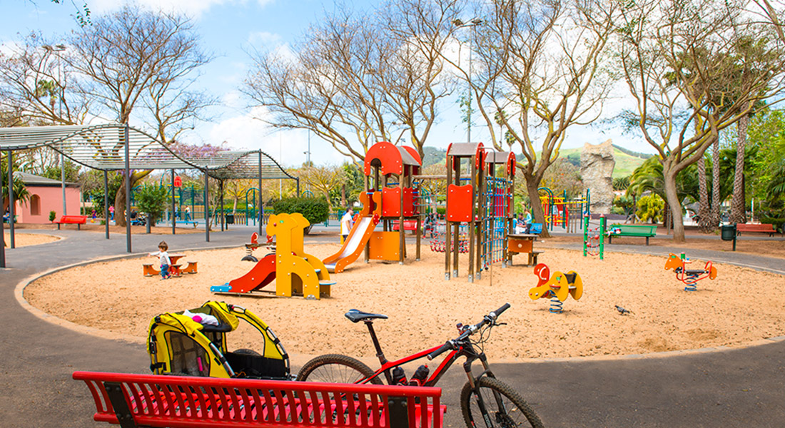 Niños jugando en uno de los parques infantiles del parque de La Vega de San Cristobal de La Laguna