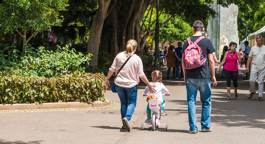 Familia paseando con su hija en bicicleta en el Parque Garcia Sanabria de Santa Cruz de Tenerife